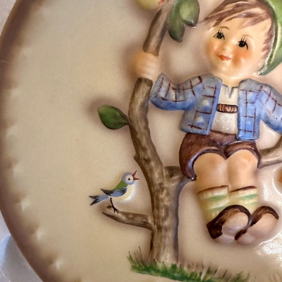 Hummel 1977 Annual Hummel Porcelain Plate, Apple Tree Boy - Picture 4 of 7